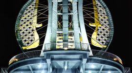 Tugu Nol Kilometer Indonesia saat malam hari