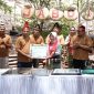 Kadis Pariwisata Kota Sabang bersama Instruktur dan peserta pelatihan kerajinan souvenir di Anjungan Kota Sabang