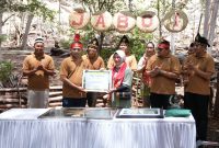 Penyerahan piagam penghargaan dari Kemenparekraf kepada Pemko Sabang