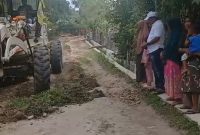 H Mukhlis ST memantau langsung pengerjaan perbaikan jalan di Gampong Lhok Dagang, dari bantuan pribadi untuk memberi solusi bagi warga setempat.
