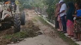 H Mukhlis ST memantau langsung pengerjaan perbaikan jalan di Gampong Lhok Dagang, dari bantuan pribadi untuk memberi solusi bagi warga setempat.