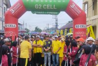 Ketua DPD II Partai Golkar Bireuen, H Mukhlis ST dan Ketua DPD I Partai Golkar Aceh, TM Nurlif bersama ribuan peserta Fun Walk saat start di kawasan Lapangan Bola Kaki Pulo Kiton, Minggu (10/11) pagi