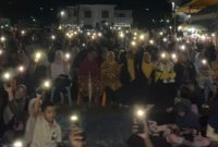 Ratusan warga Pulo Ara menyalakan lampu HP, sebagai bentuk dukungan penuh terhadap paslon 03