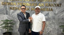 Bupati Bireuen terpilih H Mukhlis ST bersama Anggota Komisi II DPR RI, Ahmad Doli Kurnia Tanjung di Senayan, Senin (2/11)