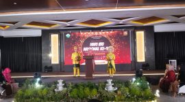 Ketua GOW Bireuen, Hj Sadriah M.Kes SKM menyampaikan sambutan pada puncak peringatan Hari Ibu ke 96 di Hotel Bireuen Jaya, Minggu (22/12) malam