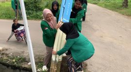 Sejumlah mahasiswa KKN Unimal Lhokseumawe, membangun Gapura di Gampong Tanjong Tgk Ali