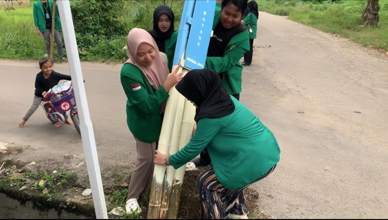 Sejumlah mahasiswa KKN Unimal Lhokseumawe, membangun Gapura di Gampong Tanjong Tgk Ali