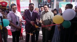 Pemotongan pita menandai pembukaan Kantor Advokat Arisyah & rekan, Jum'at (30/1)