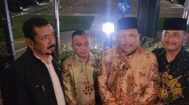 Bupati Bireuen terpilih H Mukhlis ST bersama Ir H Razuardi MT, Ketua DPRK Bireuen, Juniadi SH dan Juru Bicara, Mahyani Muhammad saat memberi keterangan pers di depan Gedung MK, Rabu (5/2) malam.