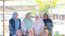 Anggota DPRK Bireuen, Husnidar Muhammad S.Ap dan Ny Hj Hiryani Daud serta beberapa ibu-ibu foto bersama saat reses di kawasan Pantai Kuala Raja, Senin (24/2)