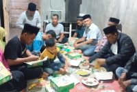Bupati Bireuen, H Mukhlis ST sahur bersama anak yatim di Gampong Pulo Dapong, Kecamatan Simpang Mamplam, Jum'at (28/3) dini hari