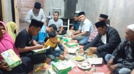 Bupati Bireuen, H Mukhlis ST sahur bersama anak yatim di Gampong Pulo Dapong, Kecamatan Simpang Mamplam, Jum'at (28/3) dini hari