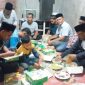 Bupati Bireuen, H Mukhlis ST sahur bersama anak yatim di Gampong Pulo Dapong, Kecamatan Simpang Mamplam, Jum'at (28/3) dini hari