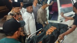 Bupati Bireuen, H Mukhlis terlihat ikut melakukan proses evakuasi korban ke RSU dr Fauziah Bireuen