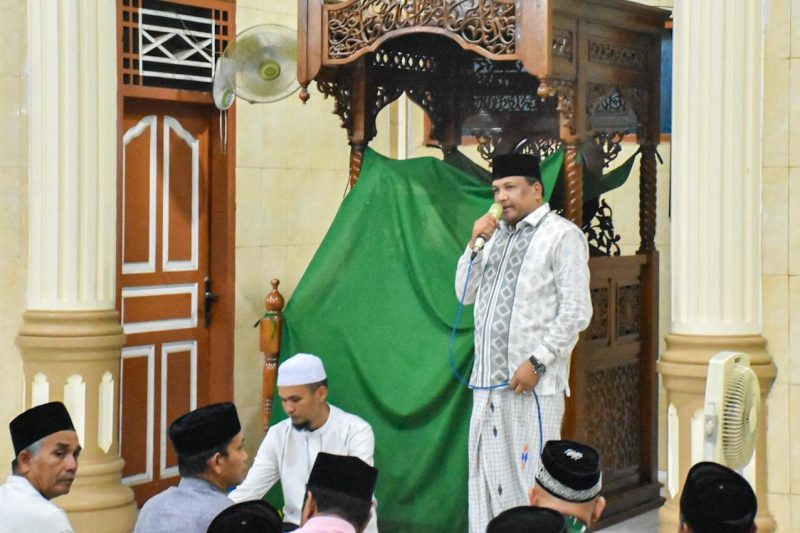 Bupati Bireuen, H Mukhlis ST menyampaikan sambutannya di hadapan jamaah shalat Tarawih di Mesjid Nurul Huda Gampong Blang Guron, Kecamatan Gandapura, Jum'at (7/3) malam