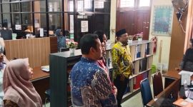 Bupati Bireuen, H Mukhlis ST berbincang dengan pegawai Disdukcapil terkait persoalan pelayanan adminduk yang cepat dan tepat, Kamis (6/3)