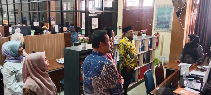 Bupati Bireuen, H Mukhlis ST berbincang dengan pegawai Disdukcapil terkait persoalan pelayanan adminduk yang cepat dan tepat, Kamis (6/3)