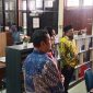 Bupati Bireuen, H Mukhlis ST berbincang dengan pegawai Disdukcapil terkait persoalan pelayanan adminduk yang cepat dan tepat, Kamis (6/3)