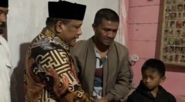 Bupati Bireuen, H Mukhlis ST bersama ayah dan adik korban saat di rumah duka