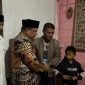 Bupati Bireuen, H Mukhlis ST bersama ayah dan adik korban saat di rumah duka