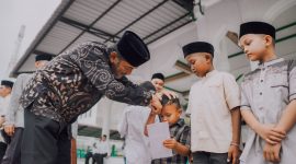 Wakil Bupati Bireuen, Ir H Razuardi MT menyerahkan santunan kepada anak yatim di Mesjid Babut Taqwa Gampong Cot Kuta, Jum'at (14/3)