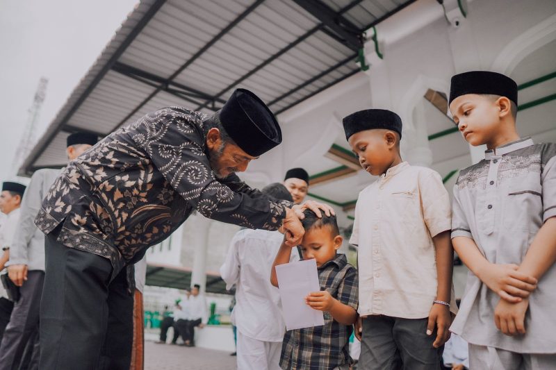 Wakil Bupati Bireuen, Ir H Razuardi MT menyerahkan santunan kepada anak yatim di Mesjid Babut Taqwa Gampong Cot Kuta, Jum'at (14/3)