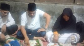 Bupati Bireuen, H Mukhlis ST menikmati sahur bersama di rumah warga kurang mampu