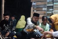 Bupati Bireuen, H Mukhlis ST didampingi putri Suhardi Abidin menikmati sahur, Kamis (20/3)