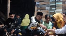 Bupati Bireuen, H Mukhlis ST didampingi putri Suhardi Abidin menikmati sahur, Kamis (20/3)