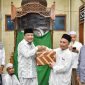 Bupati Bireuen, H Mukhlis menyerahkan bantuan kepada Imuem Syik Mesjid Nurul Huda Blang Guron, Tgk M Yunus