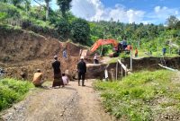 Escavator milik H Mukhlis memperbaiki kerusakan jembatan Lawang, Kecamatan Peudada