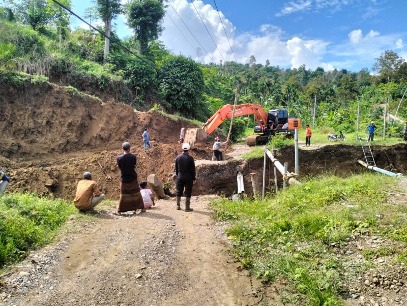 Escavator milik H Mukhlis memperbaiki kerusakan jembatan Lawang, Kecamatan Peudada