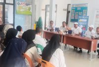 Bupati Bireuen, H Mukhlis ST bersama pegawai kantor Camat Jeumpa disela sidak dan silaturahmi, Rabu (23/4)