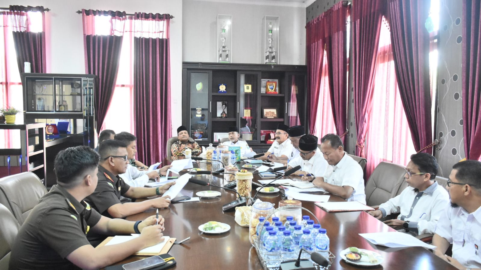 Rapat koordinasi penyelamatan aset daerah di ruang kerja Bupati Bireuen, Rabu (30/4)