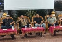 Kajari Bireuen, Munawal Hadi SH (baju hitam) bersama Bupati Bireuen dan unsur Forkopimda setempat, saat temu pers di Pendopo Bupati, Rabu (30/4) malam.