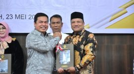 Bupati Bireuen, H Mukhlis ST menerima laporan hasil pemeriksaan keuangan dari Kepala BPK RI Perwakilan Aceh, Andri Yogama di kantor BPK RI Banda Aceh, Jum'at (23/5)