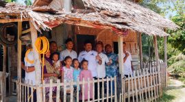 Bupati Bireuen, H Mukhlis ST bersama warga kurang mampu di Kecamatan Makmur