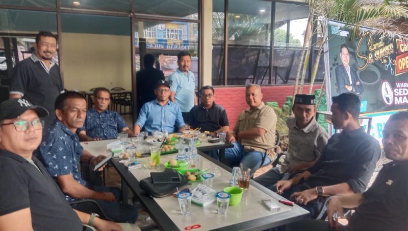 Dandim 0111/Bireuen, Letkol Inf Ade Munandar dan para pengunjung Warkop Sedap Malam