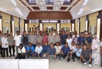 Puluhan wartawan liputan Bireuen bersama Kapolres, AKBP Tuschad Cipta Herdani di aula mapolres, Rabu (4/6) sore