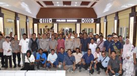 Puluhan wartawan liputan Bireuen bersama Kapolres, AKBP Tuschad Cipta Herdani di aula mapolres, Rabu (4/6) sore