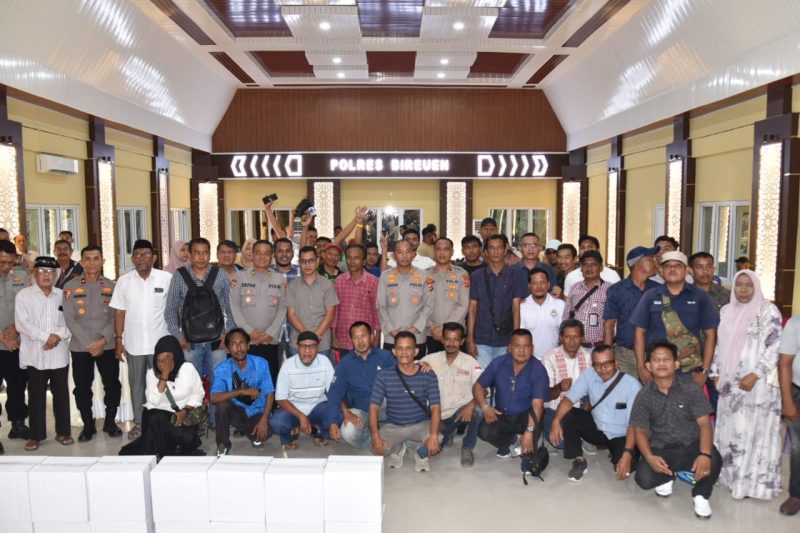 Puluhan wartawan liputan Bireuen bersama Kapolres, AKBP Tuschad Cipta Herdani di aula mapolres, Rabu (4/6) sore