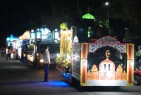 Berbagai kendaraan mobil pick up dihiasi dengan berbagai bentuk kubah mengikuti lomba pawai takbir mewakili gampong masing-masing