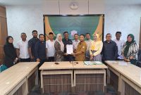 Ketua DPRK Sabang, Magdalaina (kiri depan) didampingi Wakil Ketua DPRK Albina dan Indra Nasution usai menyerahkan berkas pengesahan pasangan calon Wali Kota dan Wakil Wali Kota Sabang terpilih kepada Biro Pemerintahan Aceh di Kantor Gubernur Aceh