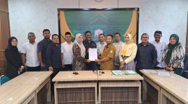 Ketua DPRK Sabang, Magdalaina (kiri depan) didampingi Wakil Ketua DPRK Albina dan Indra Nasution usai menyerahkan berkas pengesahan pasangan calon Wali Kota dan Wakil Wali Kota Sabang terpilih kepada Biro Pemerintahan Aceh di Kantor Gubernur Aceh