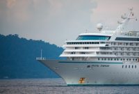 Kapal pesiar MS Crystal Symphony singgah di teluk Sabang pada Senin (10/3)