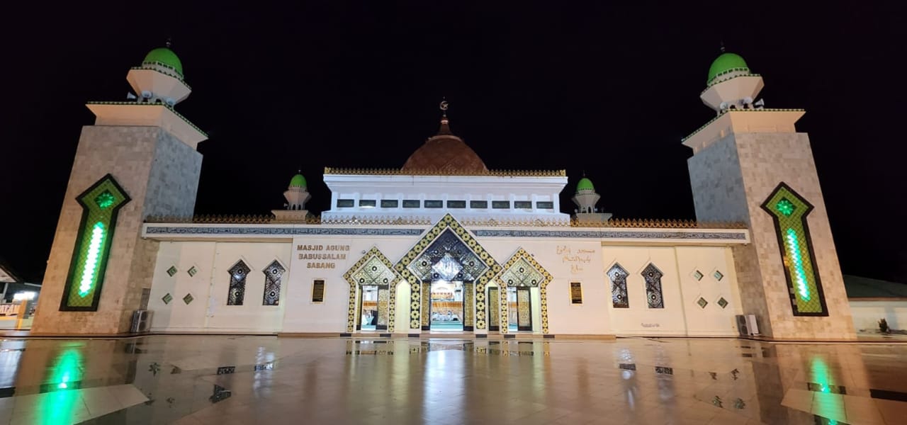 Keindahan Masjid Agung Babussalam Sabang di malam hari dan mampu menampung ratusan jamaah salat tarawih di bulan ramadan nanti.