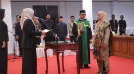 Ketua DPRK Sabang, Magdalaina membacakan naskah sumpah jabatan saat pelantikan Risma Nirmala