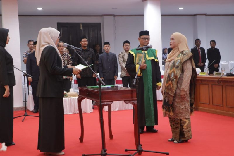 Ketua DPRK Sabang, Magdalaina membacakan naskah sumpah jabatan saat pelantikan Risma Nirmala