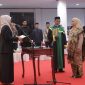 Ketua DPRK Sabang, Magdalaina membacakan naskah sumpah jabatan saat pelantikan Risma Nirmala
