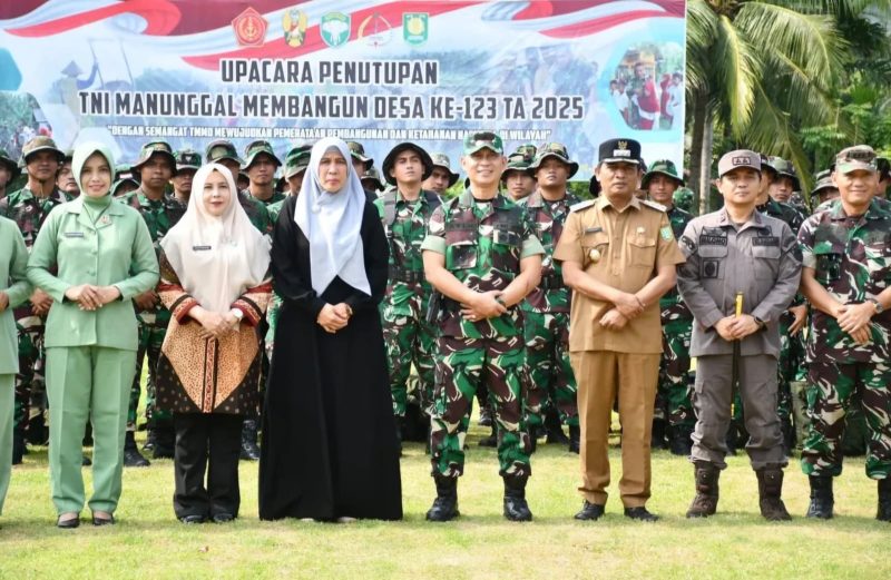 Ketua DPRK Sabang saat sesi foto bersama Forkopimda Kota Sabang kegiatan penutupan TNI Manunggal Membangun Desa tahun 2025